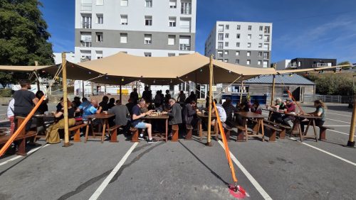 Buffet de clôture dimanche midi, partagé avec les habitants et bénévoles du quartier.